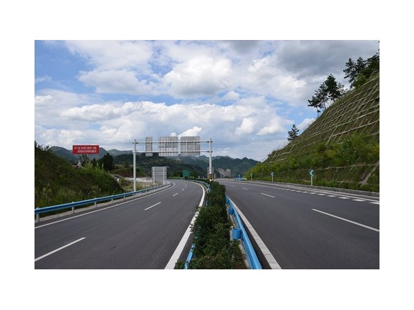 在無網(wǎng)絡(luò)區(qū)域?qū)崿F(xiàn)高速公路配電室監(jiān)控系統(tǒng)必選這款主機！